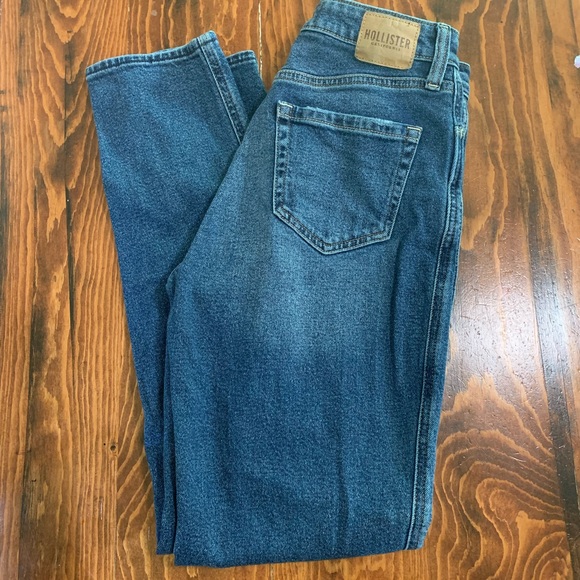 CURVY ULTRA HIGH-RISE HOLLISTER MOM JEANS 0R - Picture 6 of 9